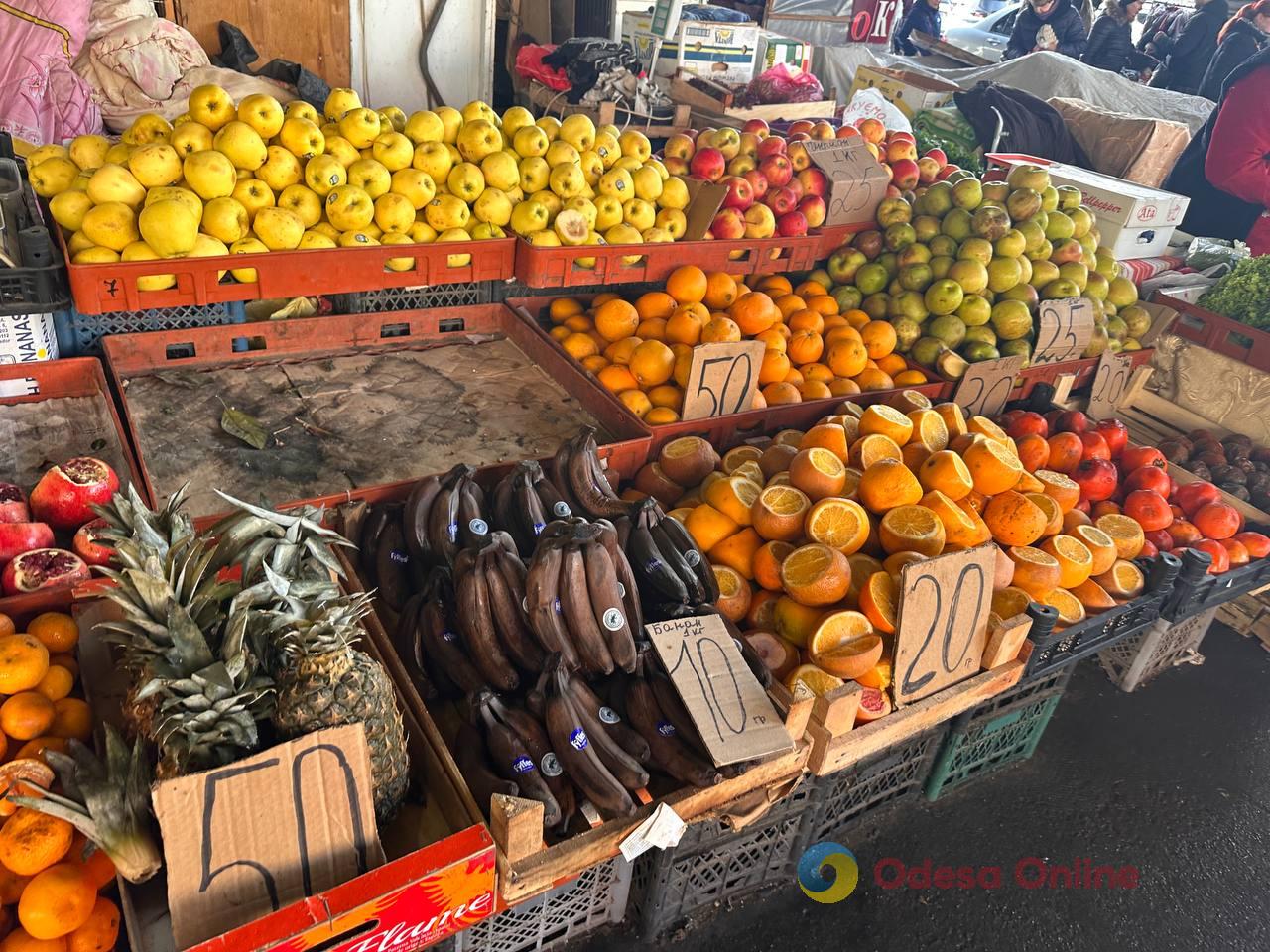 Красная капуста, яблоки и сало: субботние цены на одесском Привозе