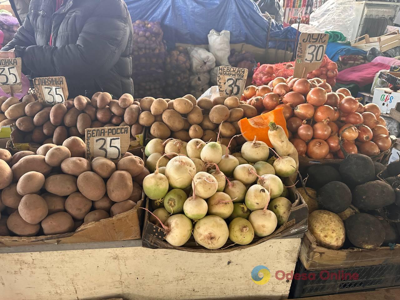 Красная капуста, яблоки и сало: субботние цены на одесском Привозе