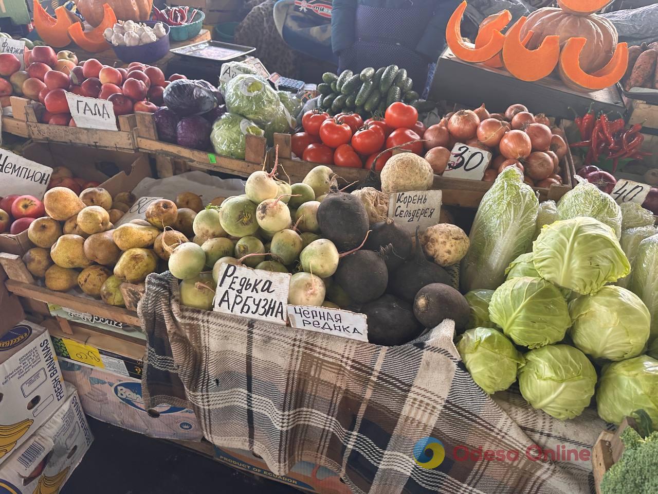 Красная капуста, яблоки и сало: субботние цены на одесском Привозе