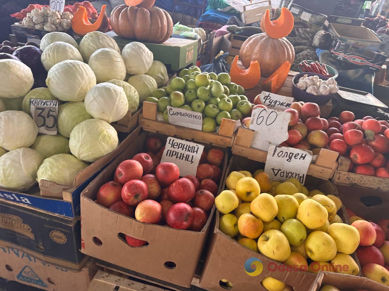 Красная капуста, яблоки и сало: субботние цены на одесском Привозе