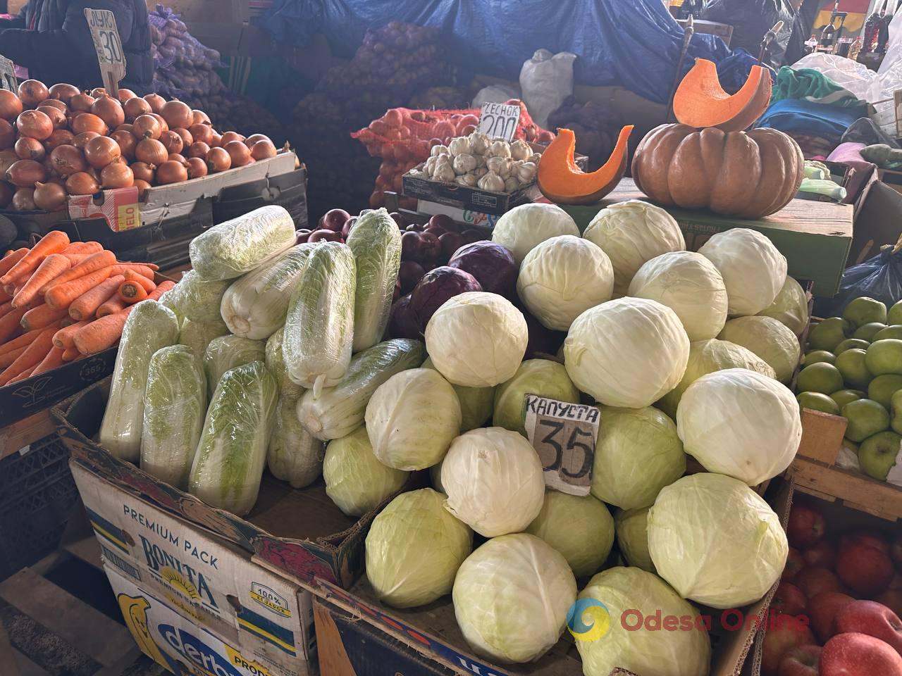 Красная капуста, яблоки и сало: субботние цены на одесском Привозе