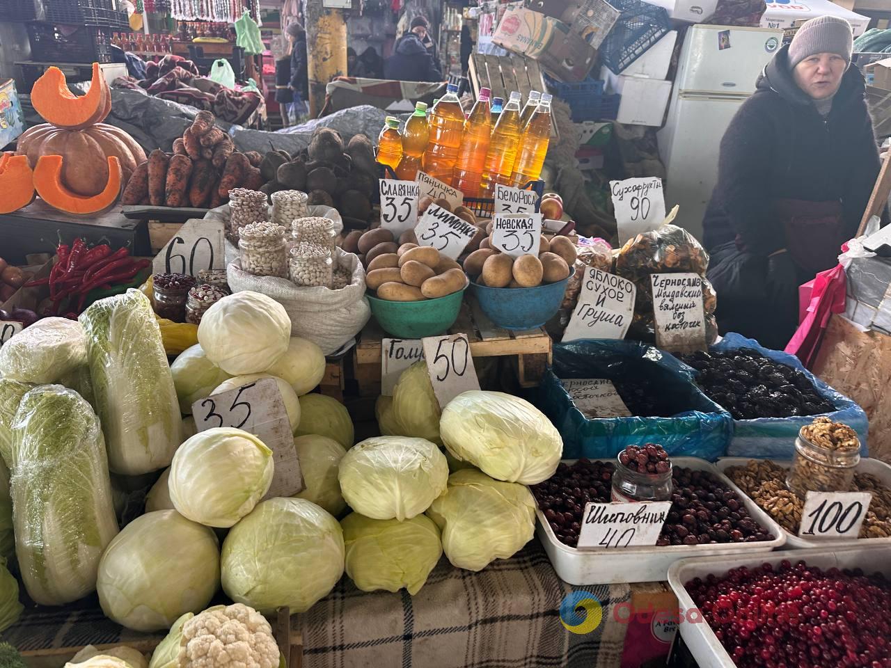 Красная капуста, яблоки и сало: субботние цены на одесском Привозе