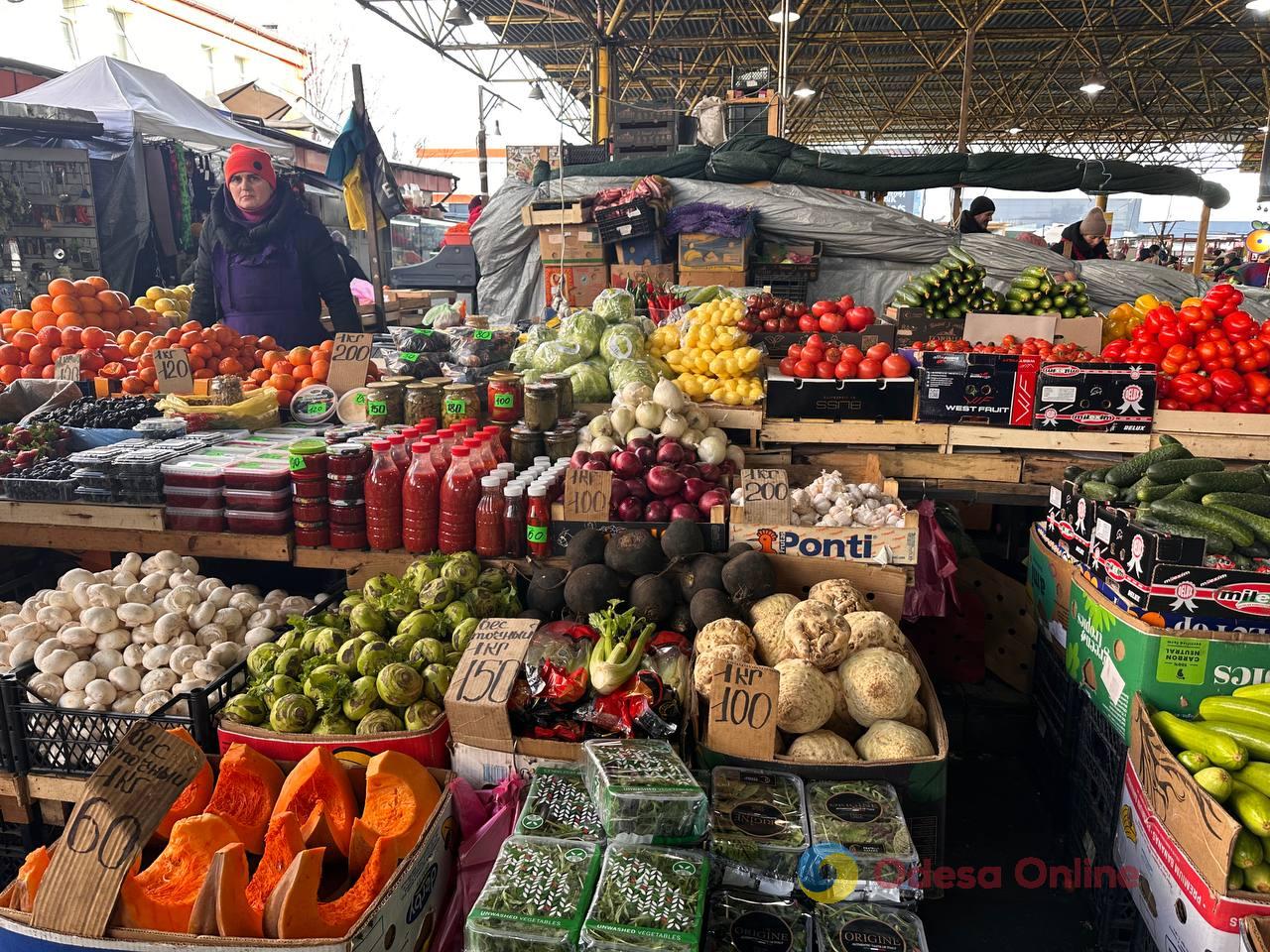 Красная капуста, яблоки и сало: субботние цены на одесском Привозе