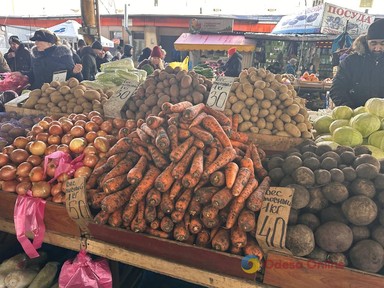 Красная капуста, яблоки и сало: субботние цены на одесском Привозе
