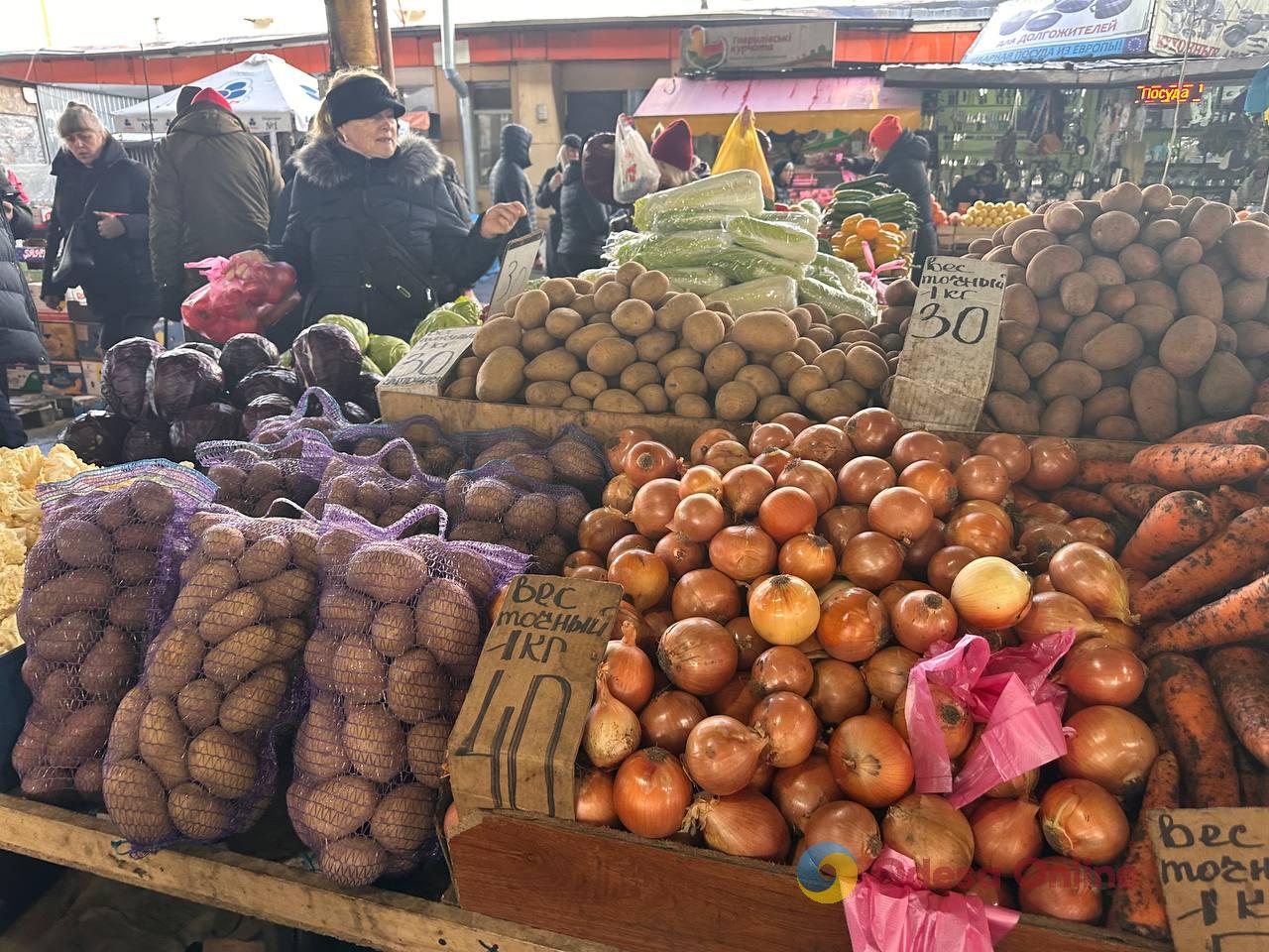 Красная капуста, яблоки и сало: субботние цены на одесском Привозе