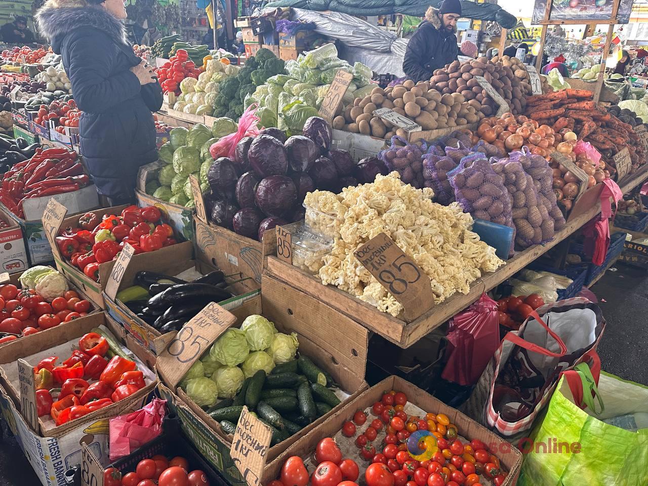 Красная капуста, яблоки и сало: субботние цены на одесском Привозе