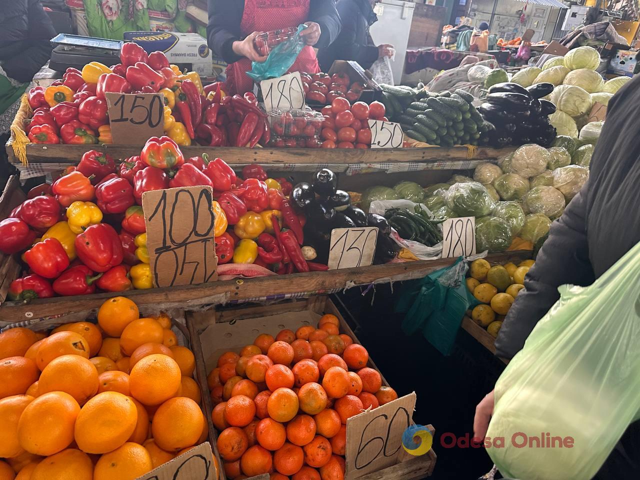 Красная капуста, яблоки и сало: субботние цены на одесском Привозе