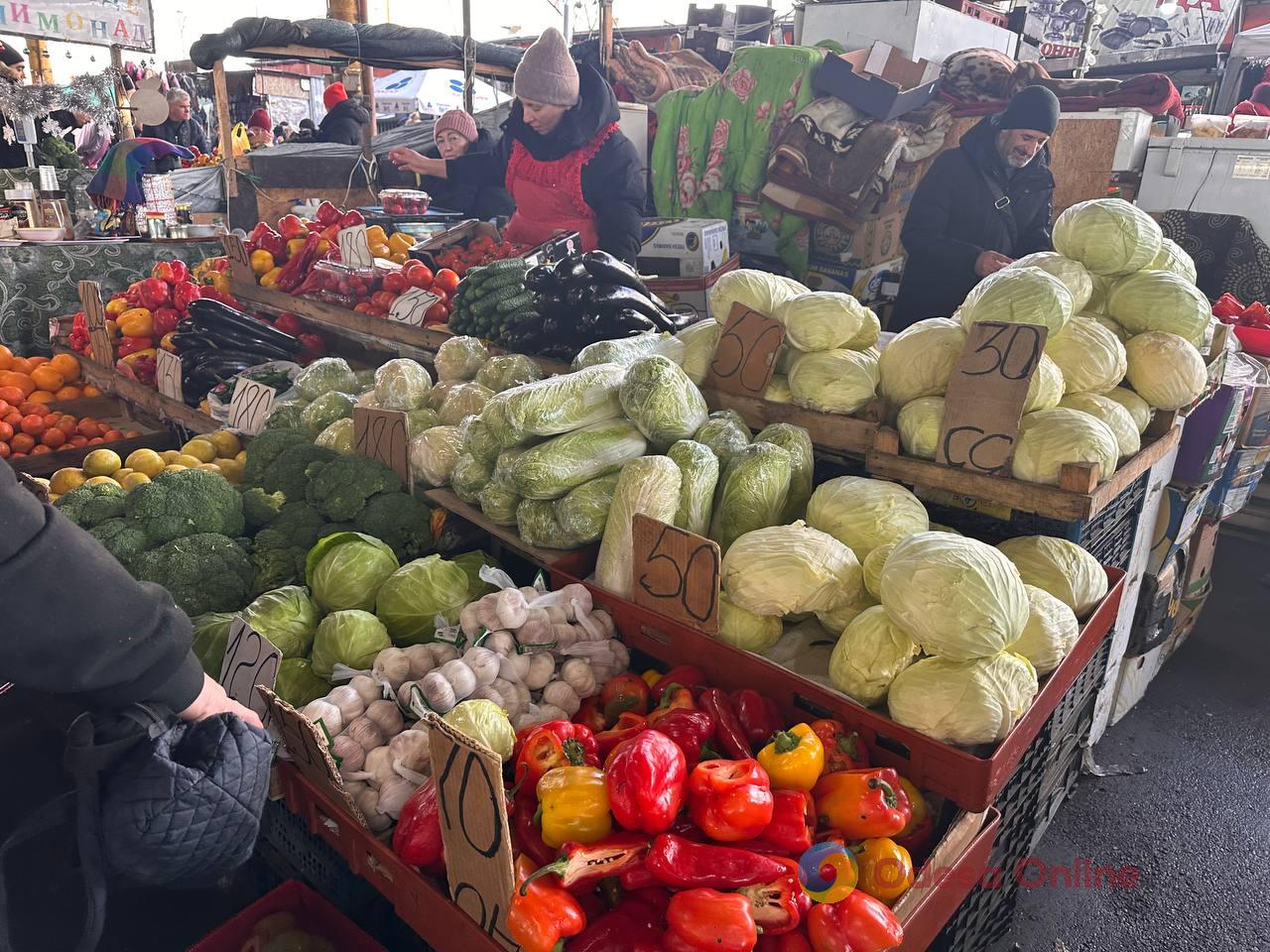 Красная капуста, яблоки и сало: субботние цены на одесском Привозе