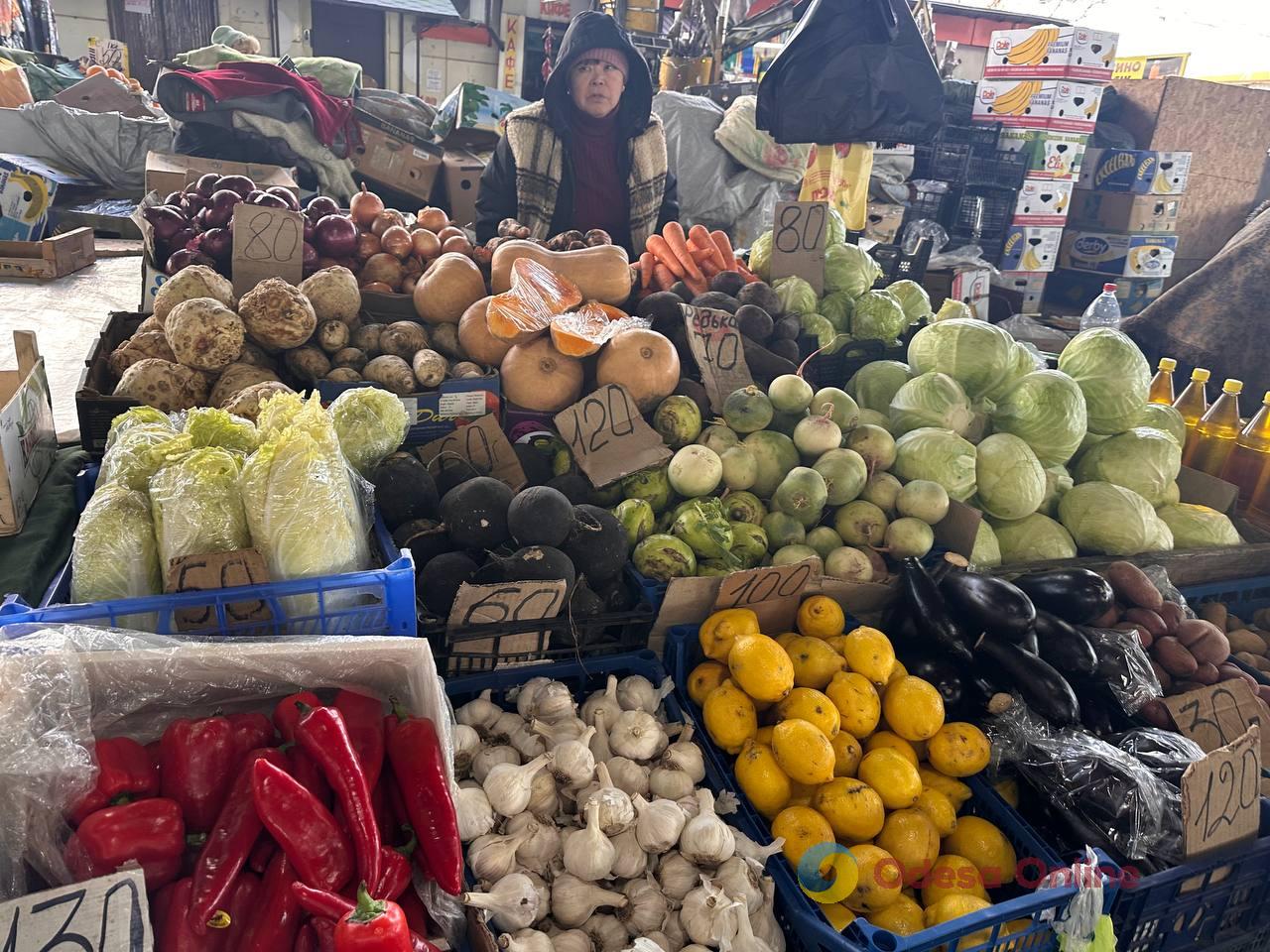 Красная капуста, яблоки и сало: субботние цены на одесском Привозе