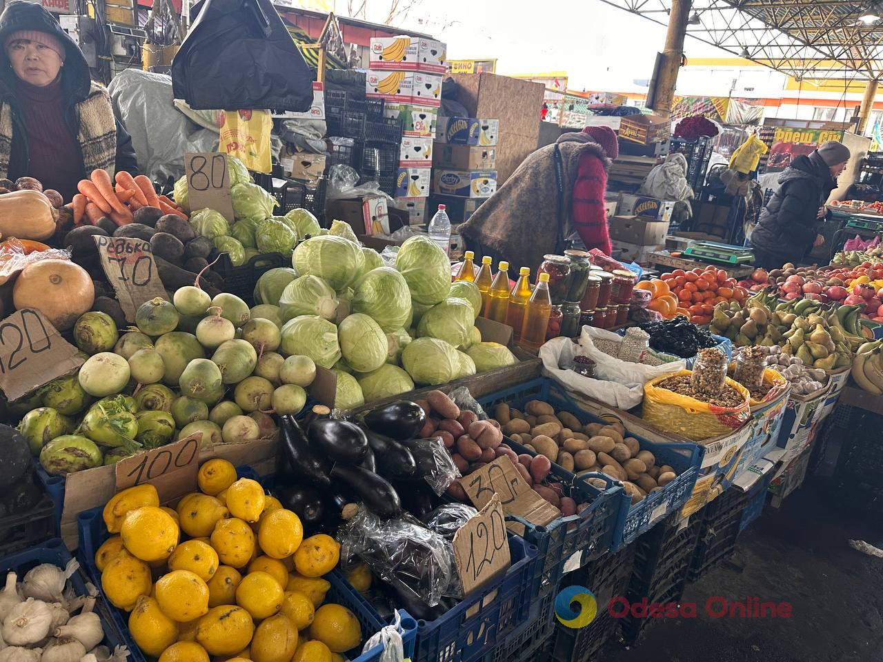 Красная капуста, яблоки и сало: субботние цены на одесском Привозе