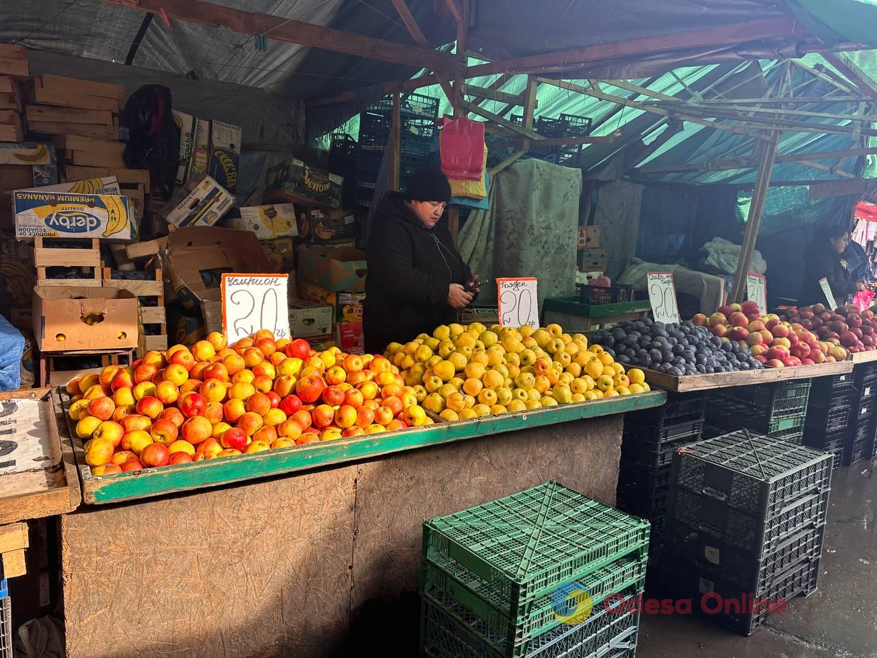Красная капуста, яблоки и сало: субботние цены на одесском Привозе
