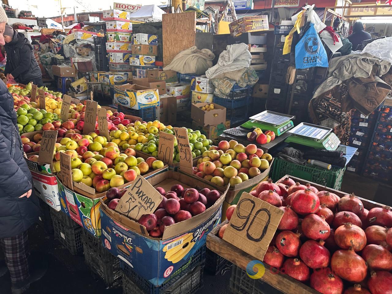 Красная капуста, яблоки и сало: субботние цены на одесском Привозе