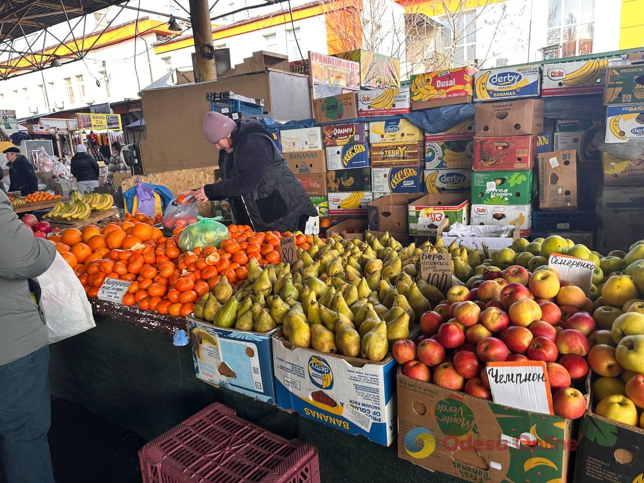 Красная капуста, яблоки и сало: субботние цены на одесском Привозе