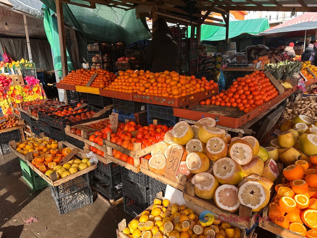 Красная капуста, яблоки и сало: субботние цены на одесском Привозе