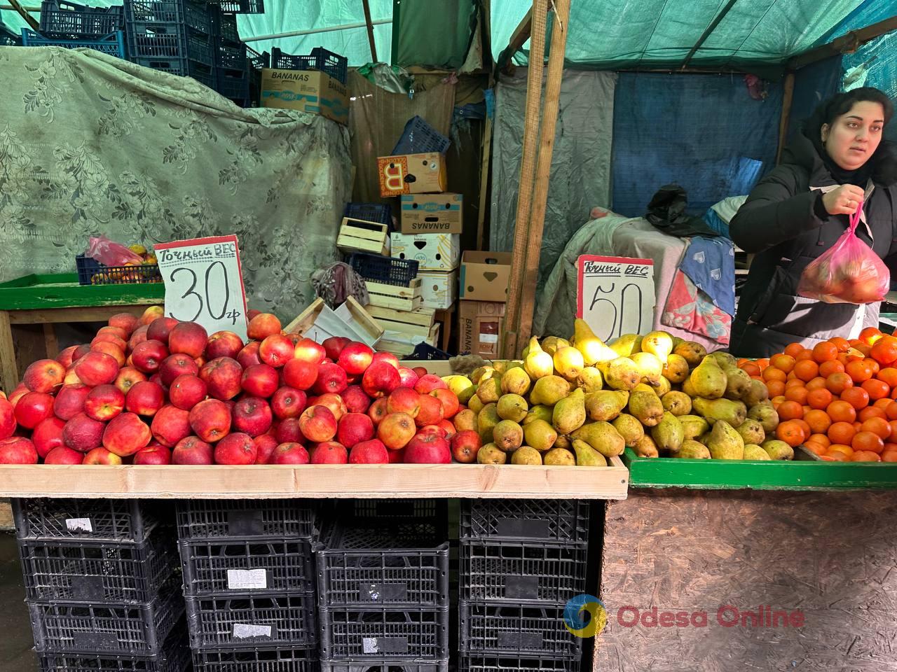 Красная капуста, яблоки и сало: субботние цены на одесском Привозе