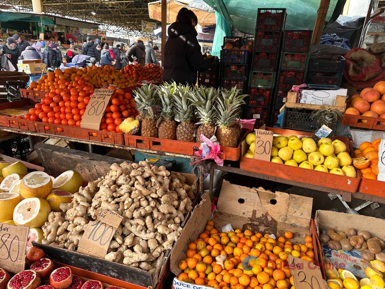 Красная капуста, яблоки и сало: субботние цены на одесском Привозе