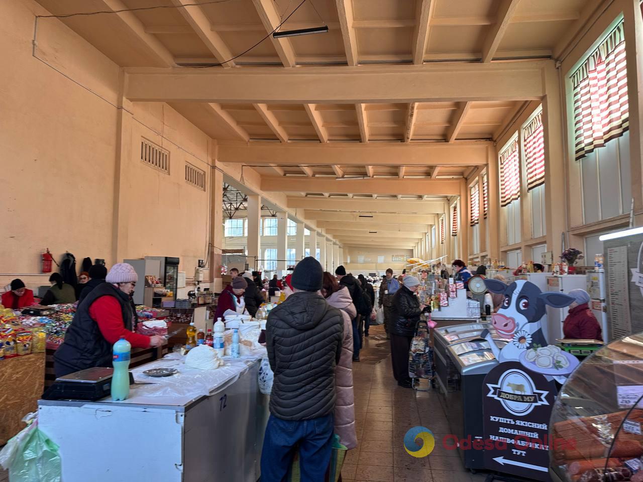 Красная капуста, яблоки и сало: субботние цены на одесском Привозе