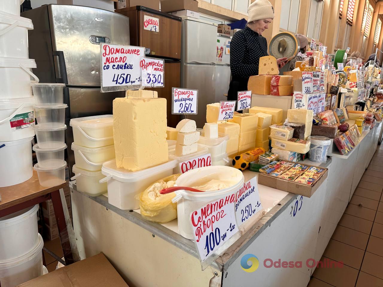 Красная капуста, яблоки и сало: субботние цены на одесском Привозе