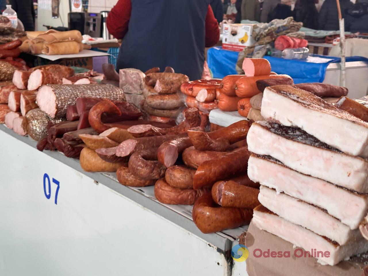 Красная капуста, яблоки и сало: субботние цены на одесском Привозе