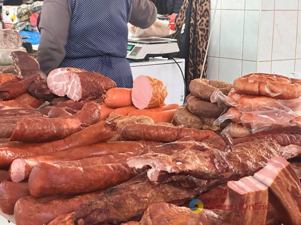 Красная капуста, яблоки и сало: субботние цены на одесском Привозе