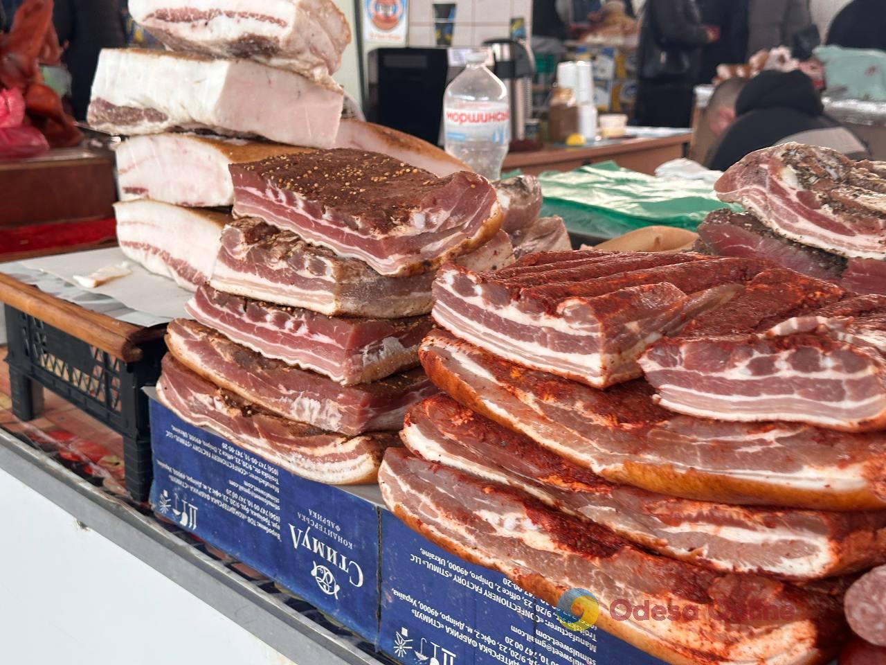 Красная капуста, яблоки и сало: субботние цены на одесском Привозе