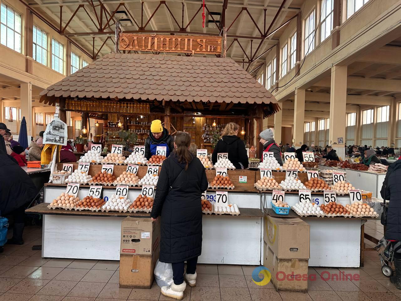 Красная капуста, яблоки и сало: субботние цены на одесском Привозе