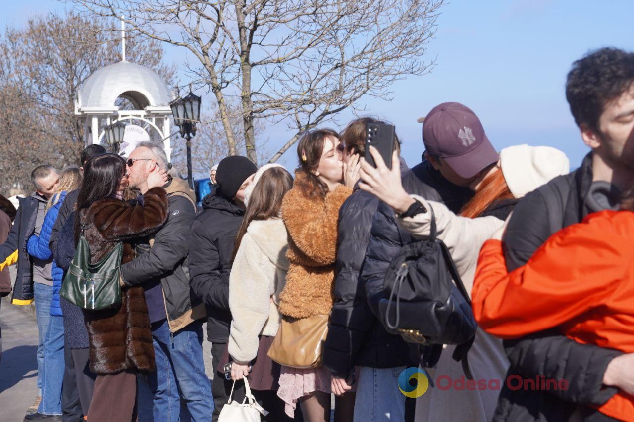 Наймасовіший поцілунок: в Одесі на узбережжі встановили національний рекорд