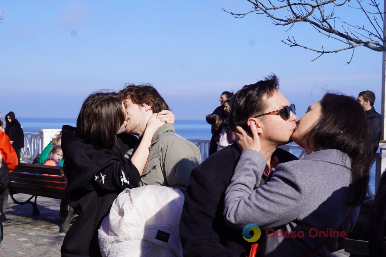 Наймасовіший поцілунок: в Одесі на узбережжі встановили національний рекорд