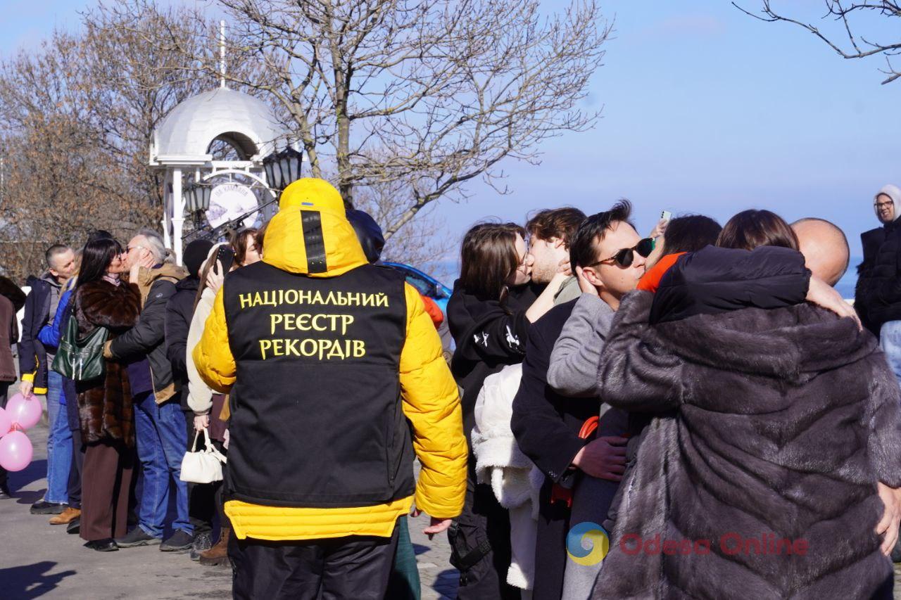 Наймасовіший поцілунок: в Одесі на узбережжі встановили національний рекорд