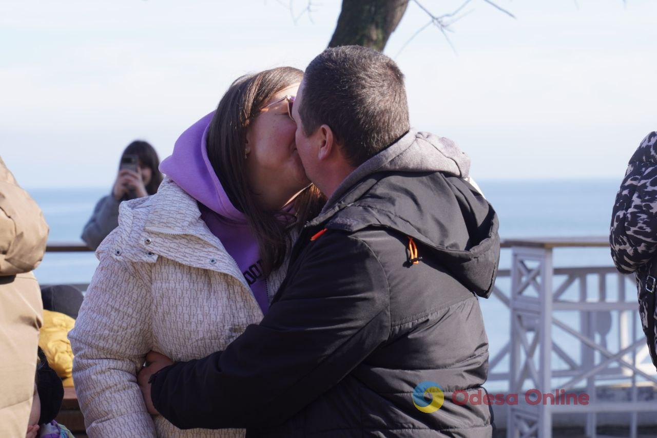 Наймасовіший поцілунок: в Одесі на узбережжі встановили національний рекорд