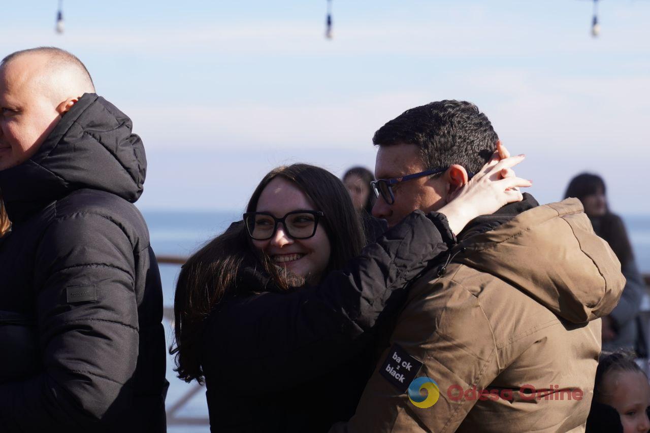 Наймасовіший поцілунок: в Одесі на узбережжі встановили національний рекорд