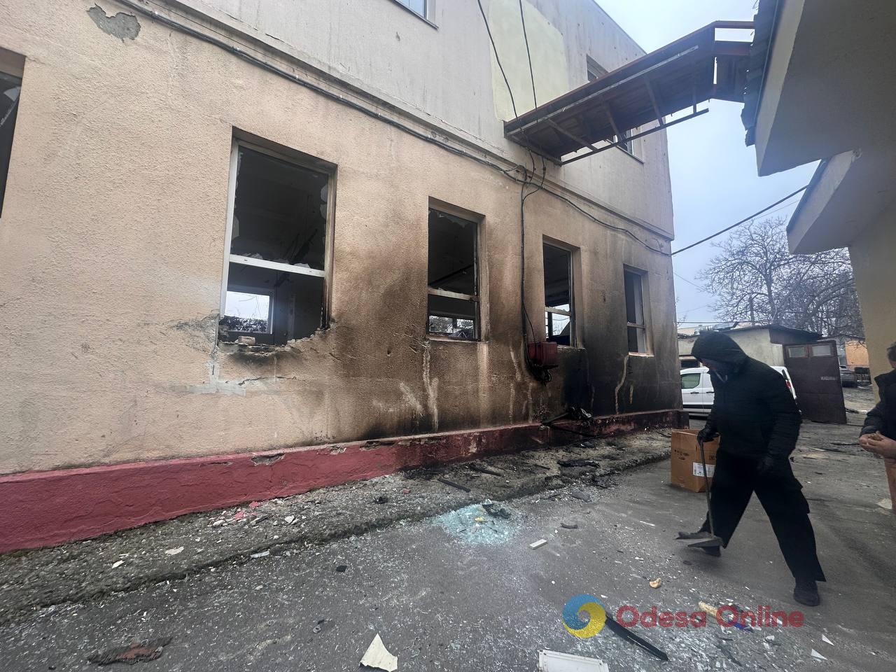 Пошкоджені багатоповерхівка, СТО й магазин: фоторепортаж з місць нічних атак по Одесі Пошкоджені багатоповерхівка, СТО й магазин: фоторепортаж з місць нічних атак по Одесі