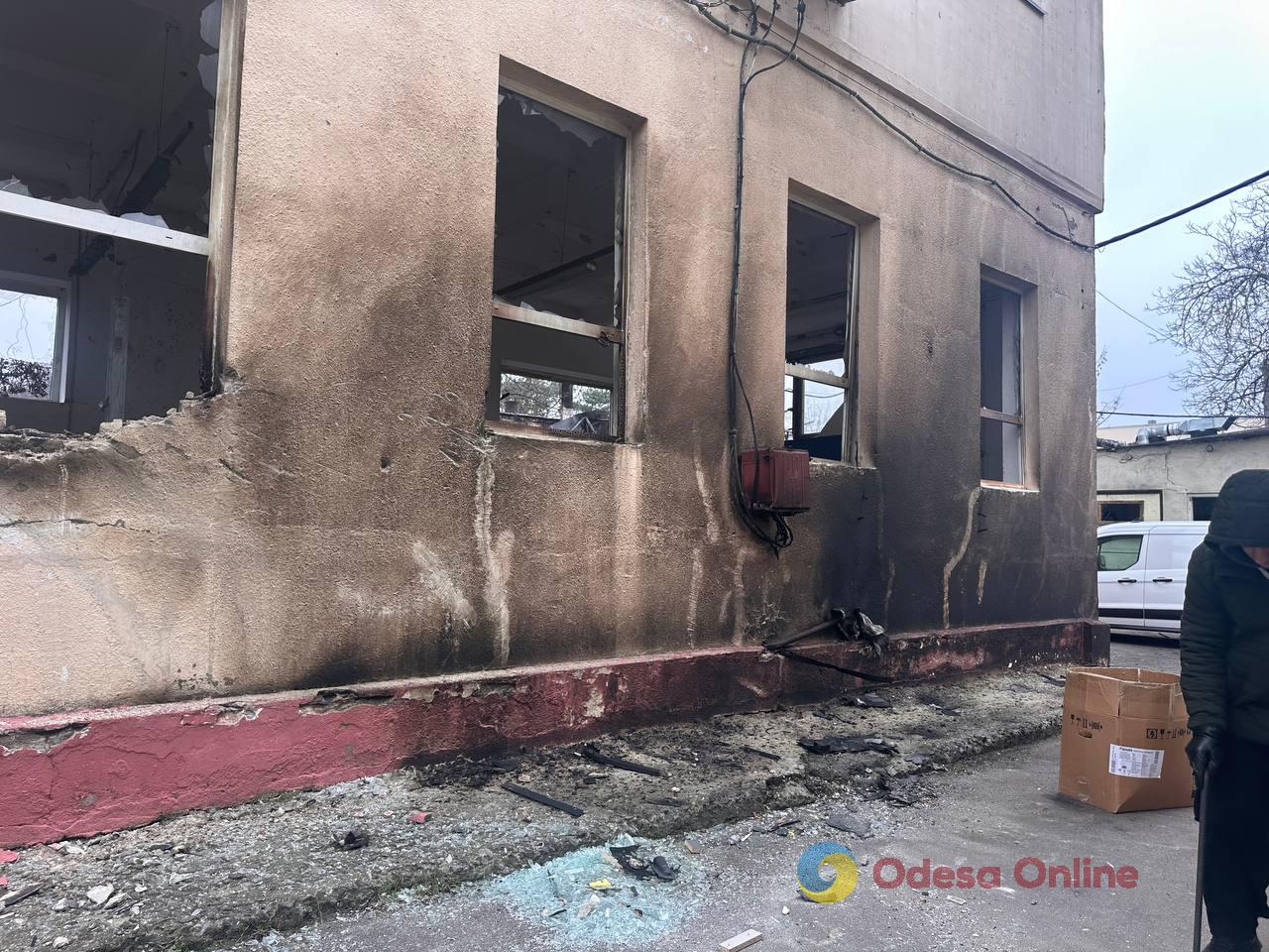 Пошкоджені багатоповерхівка, СТО й магазин: фоторепортаж з місць нічних атак по Одесі Пошкоджені багатоповерхівка, СТО й магазин: фоторепортаж з місць нічних атак по Одесі