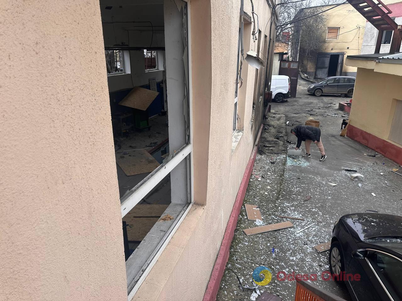 Пошкоджені багатоповерхівка, СТО й магазин: фоторепортаж з місць нічних атак по Одесі Пошкоджені багатоповерхівка, СТО й магазин: фоторепортаж з місць нічних атак по Одесі