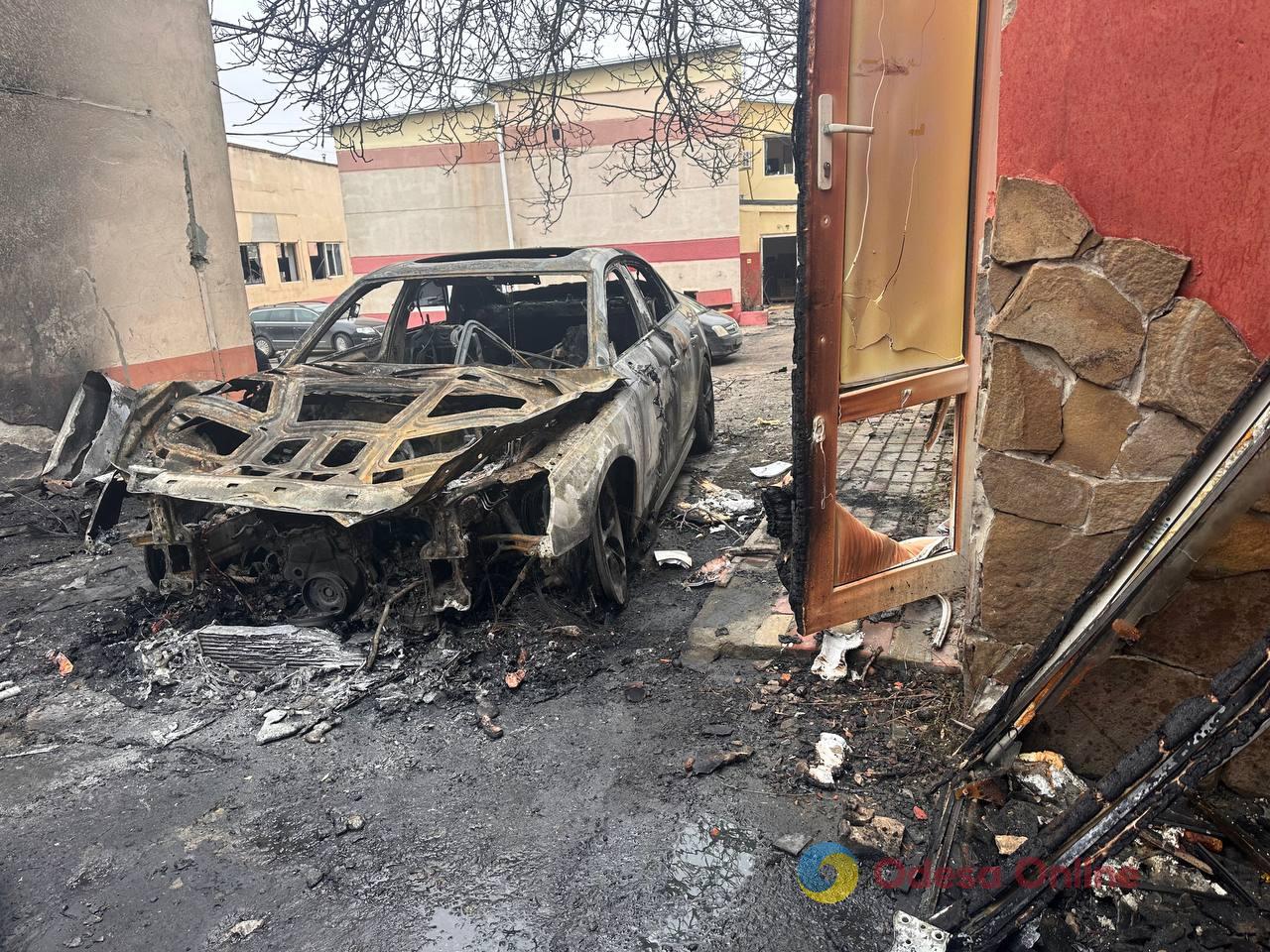 Пошкоджені багатоповерхівка, СТО й магазин: фоторепортаж з місць нічних атак по Одесі Пошкоджені багатоповерхівка, СТО й магазин: фоторепортаж з місць нічних атак по Одесі