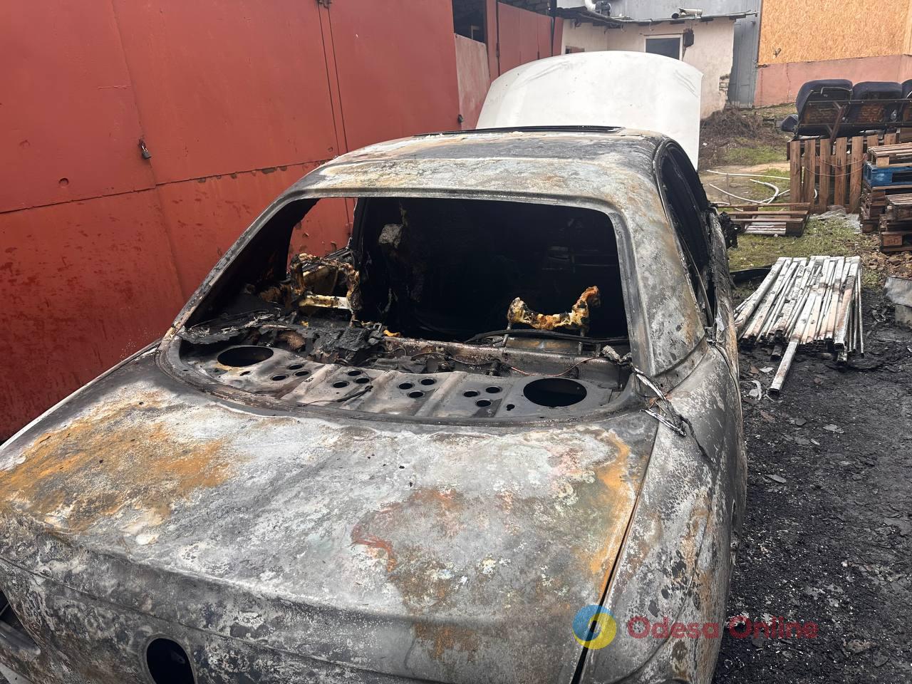 Пошкоджені багатоповерхівка, СТО й магазин: фоторепортаж з місць нічних атак по Одесі Пошкоджені багатоповерхівка, СТО й магазин: фоторепортаж з місць нічних атак по Одесі