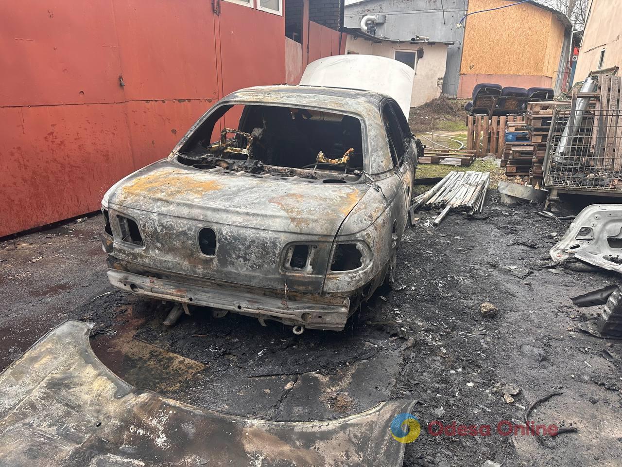 Пошкоджені багатоповерхівка, СТО й магазин: фоторепортаж з місць нічних атак по Одесі Пошкоджені багатоповерхівка, СТО й магазин: фоторепортаж з місць нічних атак по Одесі