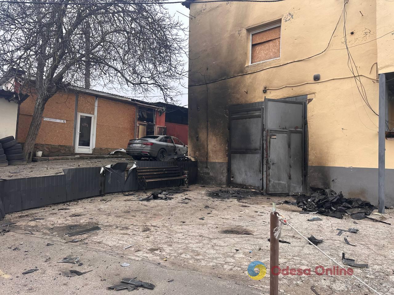 Пошкоджені багатоповерхівка, СТО й магазин: фоторепортаж з місць нічних атак по Одесі Пошкоджені багатоповерхівка, СТО й магазин: фоторепортаж з місць нічних атак по Одесі