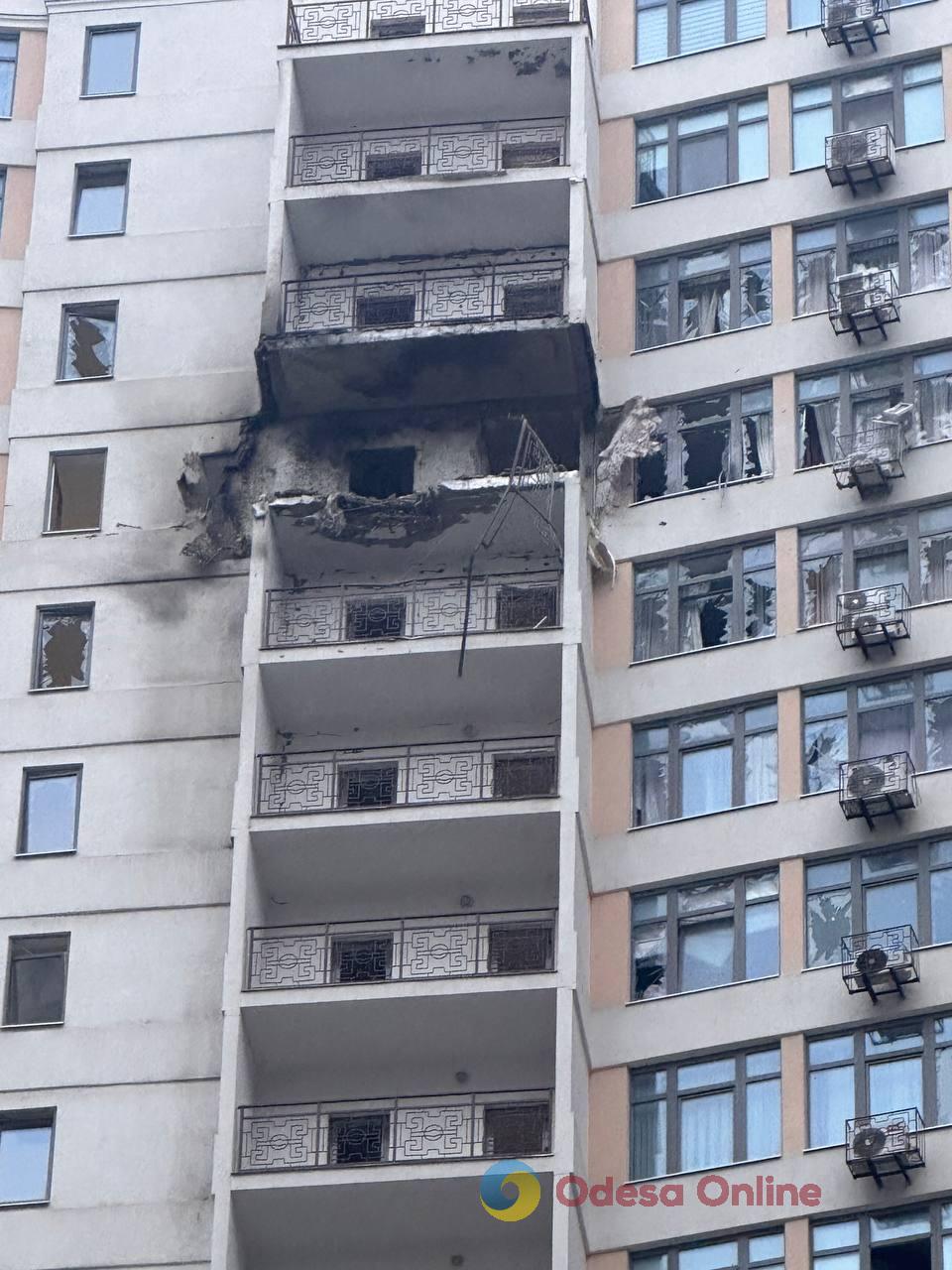 Пошкоджені багатоповерхівка, СТО й магазин: фоторепортаж з місць нічних атак по Одесі Пошкоджені багатоповерхівка, СТО й магазин: фоторепортаж з місць нічних атак по Одесі