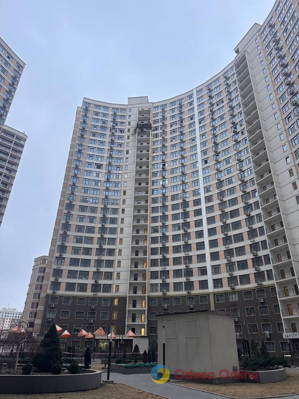 Пошкоджені багатоповерхівка, СТО й магазин: фоторепортаж з місць нічних атак по Одесі Пошкоджені багатоповерхівка, СТО й магазин: фоторепортаж з місць нічних атак по Одесі