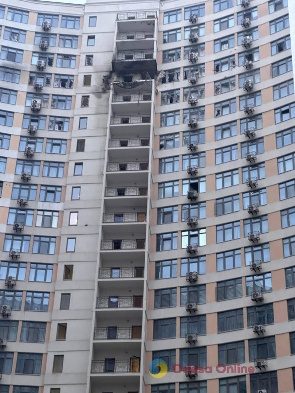 Пошкоджені багатоповерхівка, СТО й магазин: фоторепортаж з місць нічних атак по Одесі Пошкоджені багатоповерхівка, СТО й магазин: фоторепортаж з місць нічних атак по Одесі