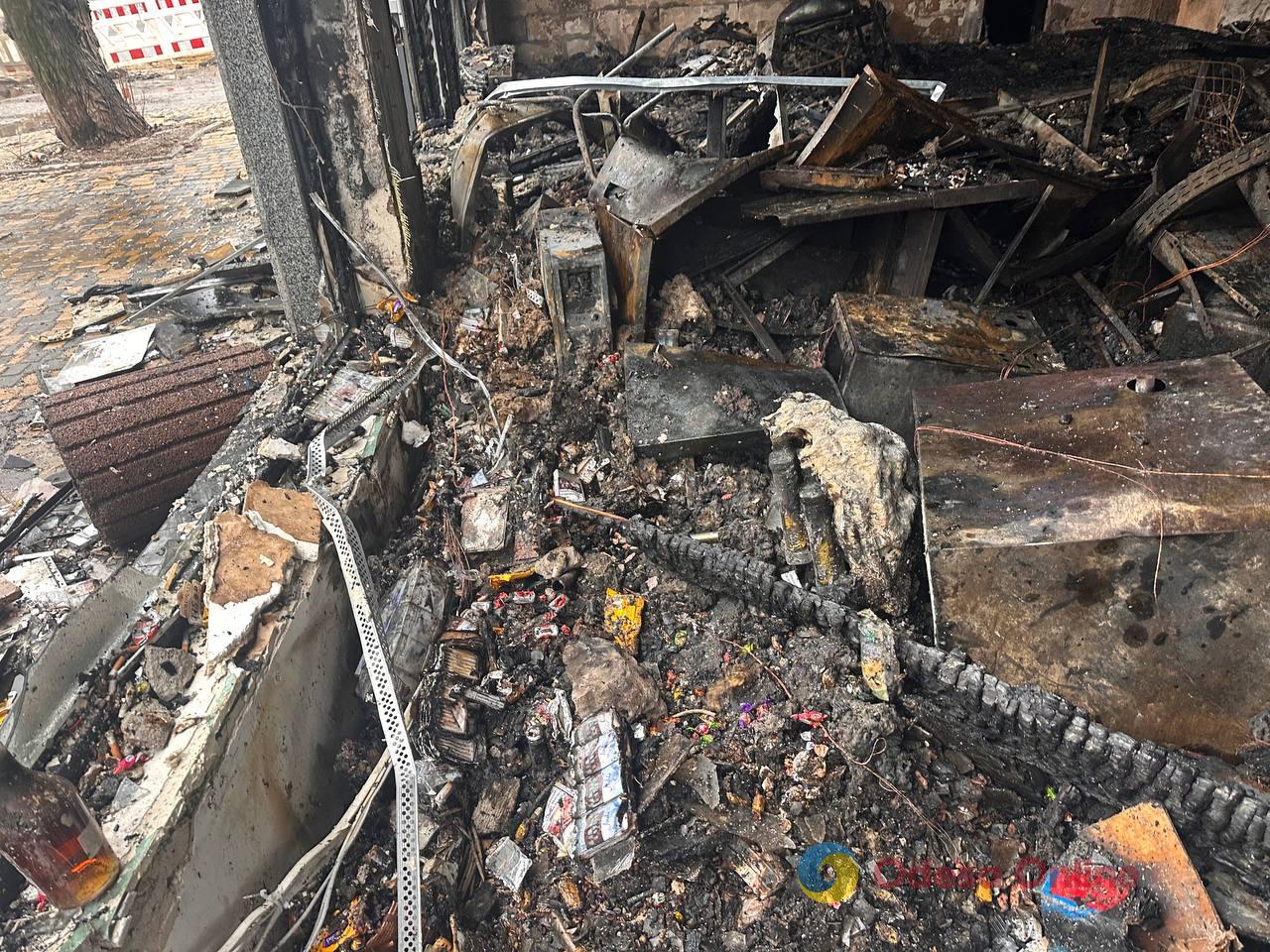 Пошкоджені багатоповерхівка, СТО й магазин: фоторепортаж з місць нічних атак по Одесі Пошкоджені багатоповерхівка, СТО й магазин: фоторепортаж з місць нічних атак по Одесі