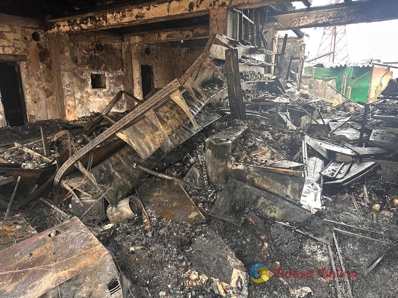 Пошкоджені багатоповерхівка, СТО й магазин: фоторепортаж з місць нічних атак по Одесі Пошкоджені багатоповерхівка, СТО й магазин: фоторепортаж з місць нічних атак по Одесі
