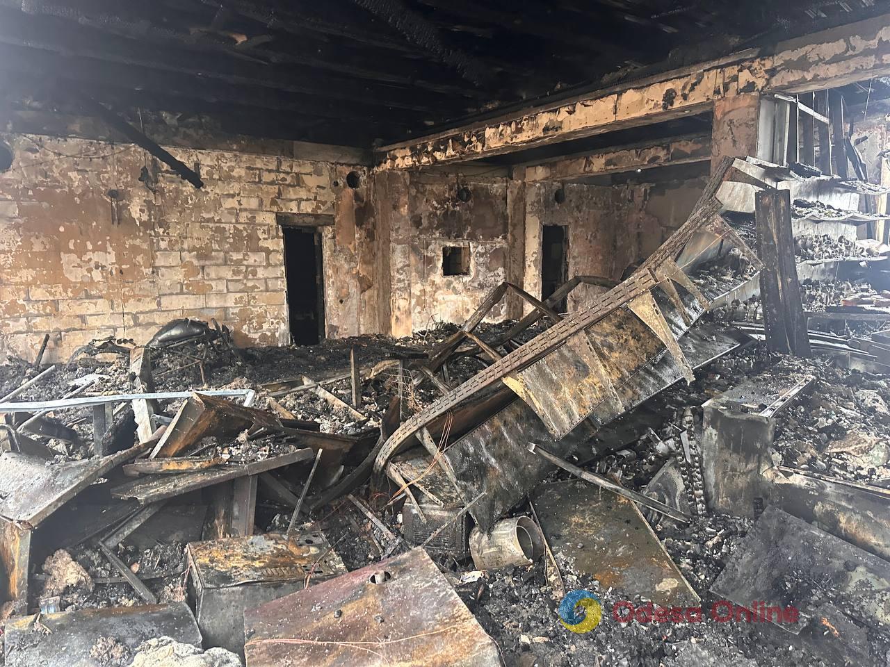 Пошкоджені багатоповерхівка, СТО й магазин: фоторепортаж з місць нічних атак по Одесі Пошкоджені багатоповерхівка, СТО й магазин: фоторепортаж з місць нічних атак по Одесі