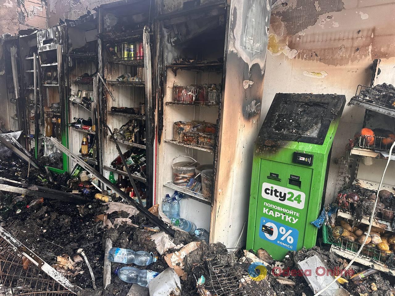 Пошкоджені багатоповерхівка, СТО й магазин: фоторепортаж з місць нічних атак по Одесі Пошкоджені багатоповерхівка, СТО й магазин: фоторепортаж з місць нічних атак по Одесі