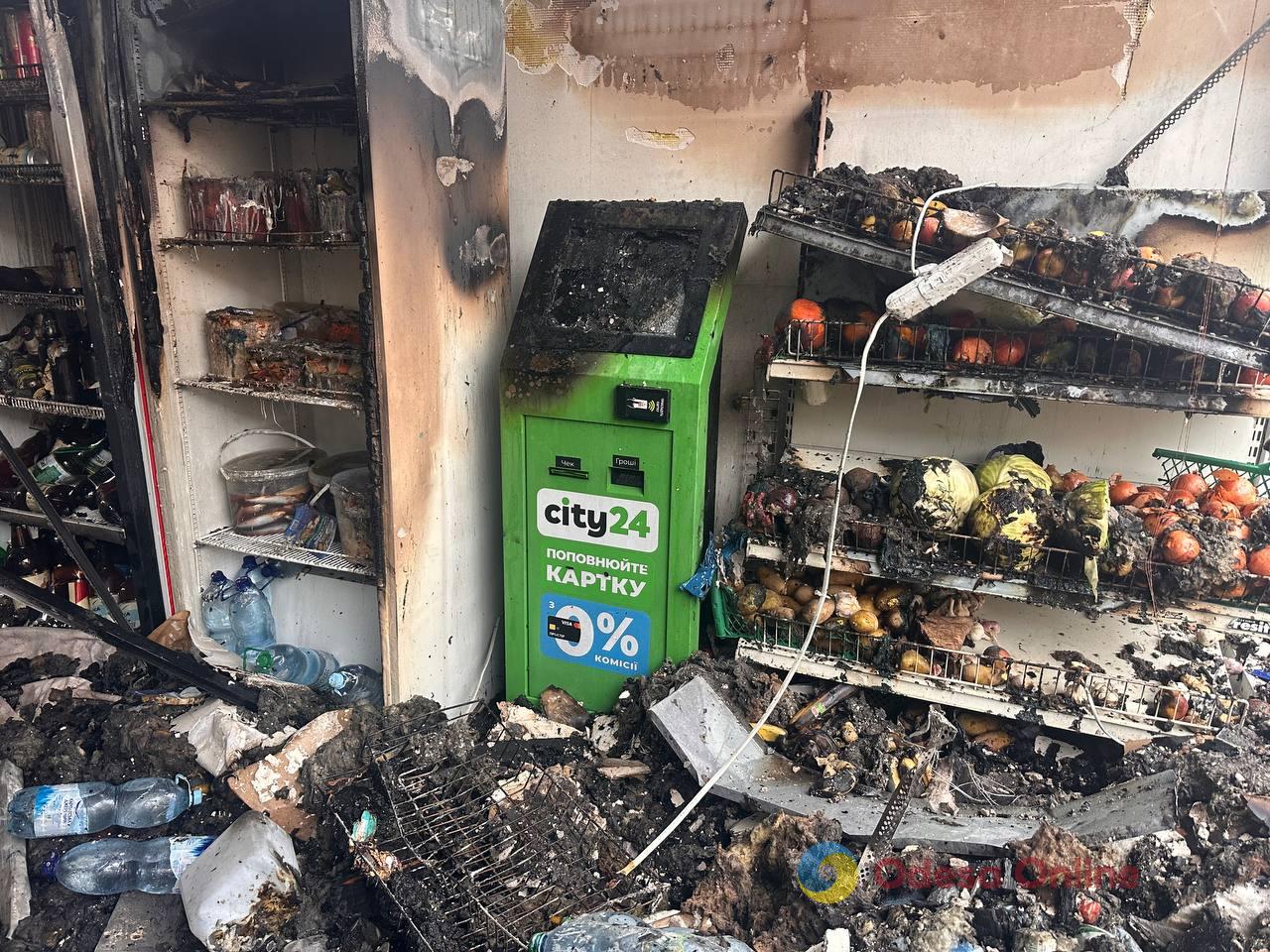 Пошкоджені багатоповерхівка, СТО й магазин: фоторепортаж з місць нічних атак по Одесі Пошкоджені багатоповерхівка, СТО й магазин: фоторепортаж з місць нічних атак по Одесі