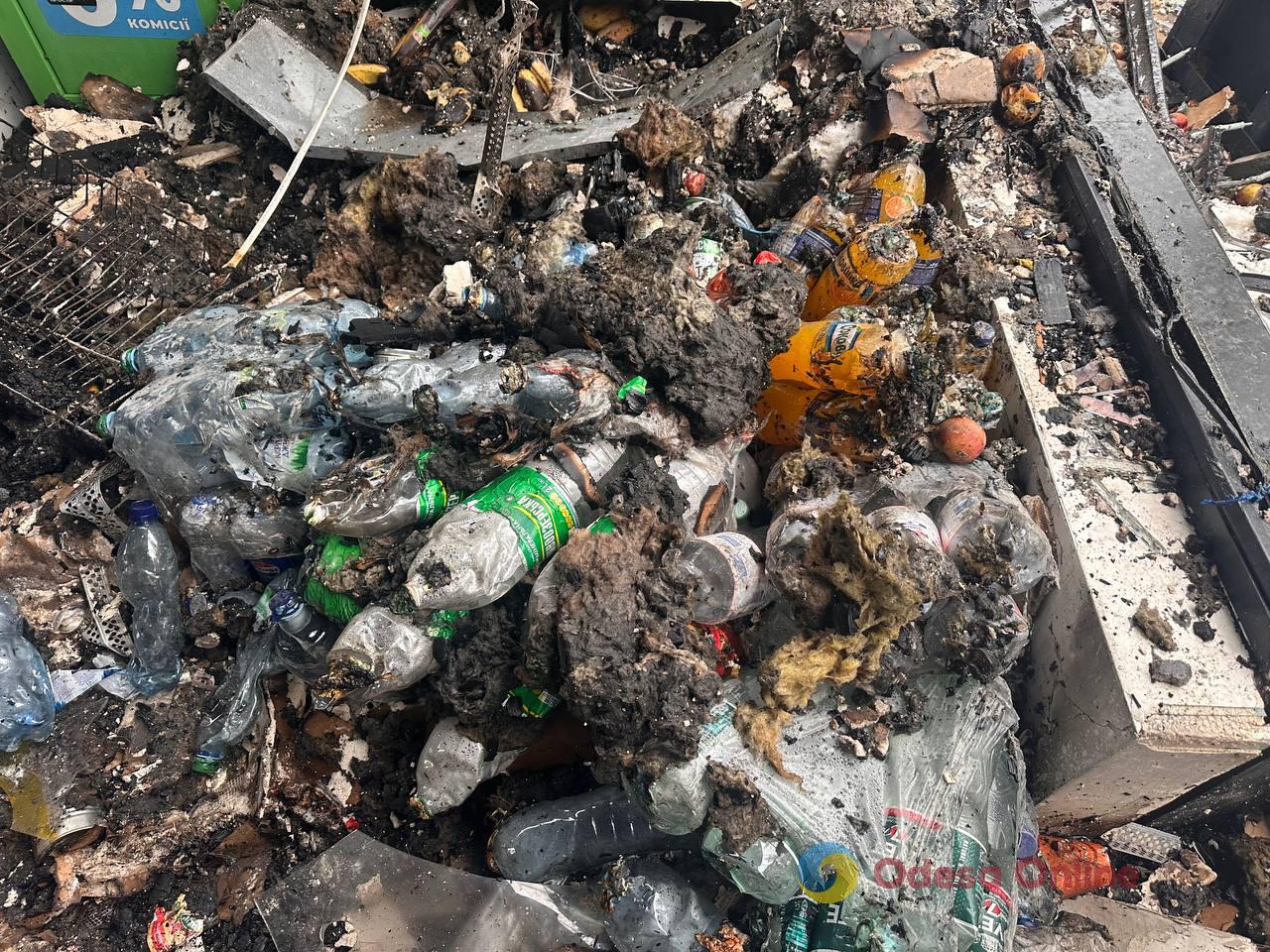 Пошкоджені багатоповерхівка, СТО й магазин: фоторепортаж з місць нічних атак по Одесі Пошкоджені багатоповерхівка, СТО й магазин: фоторепортаж з місць нічних атак по Одесі