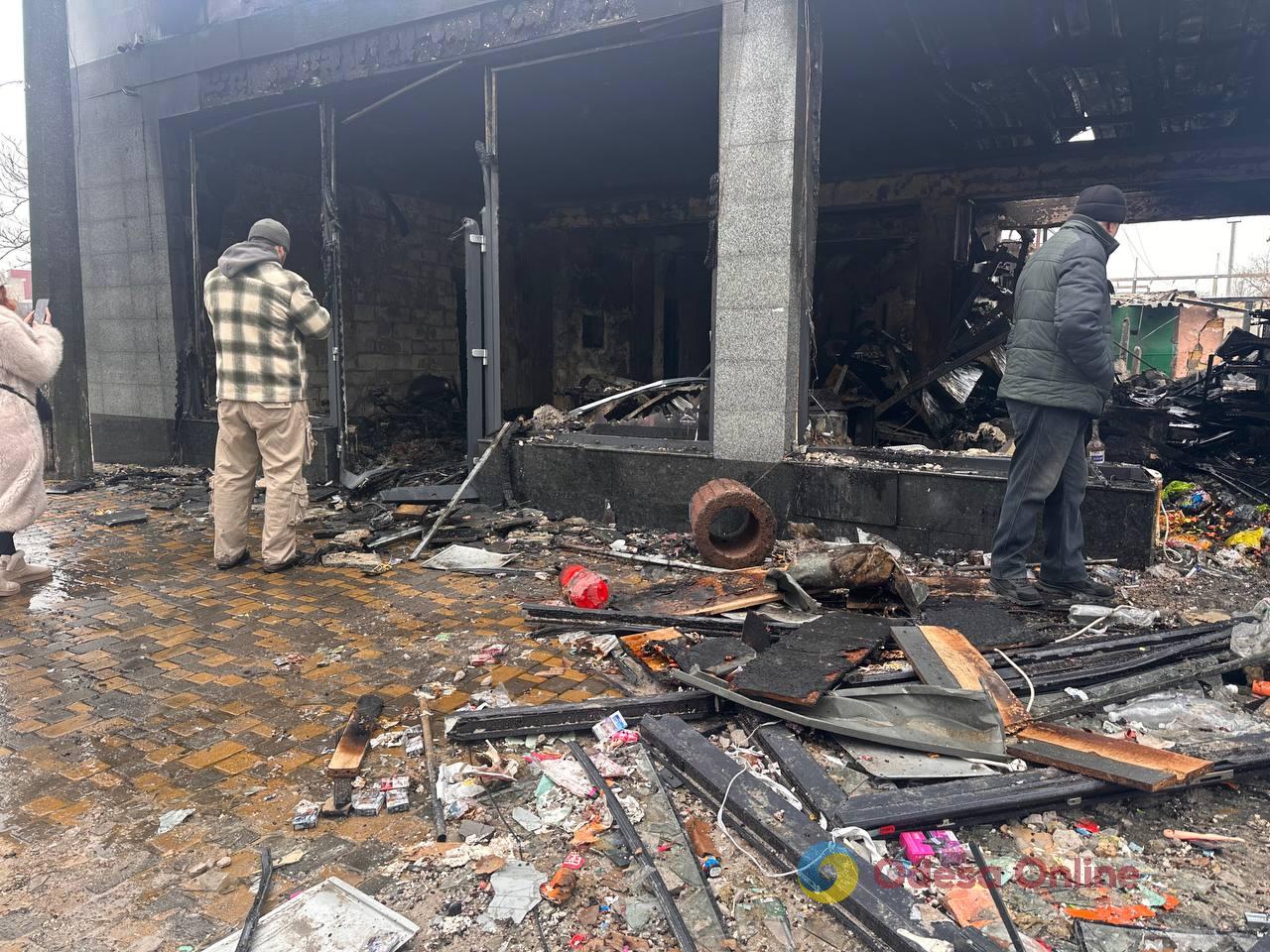 Пошкоджені багатоповерхівка, СТО й магазин: фоторепортаж з місць нічних атак по Одесі Пошкоджені багатоповерхівка, СТО й магазин: фоторепортаж з місць нічних атак по Одесі