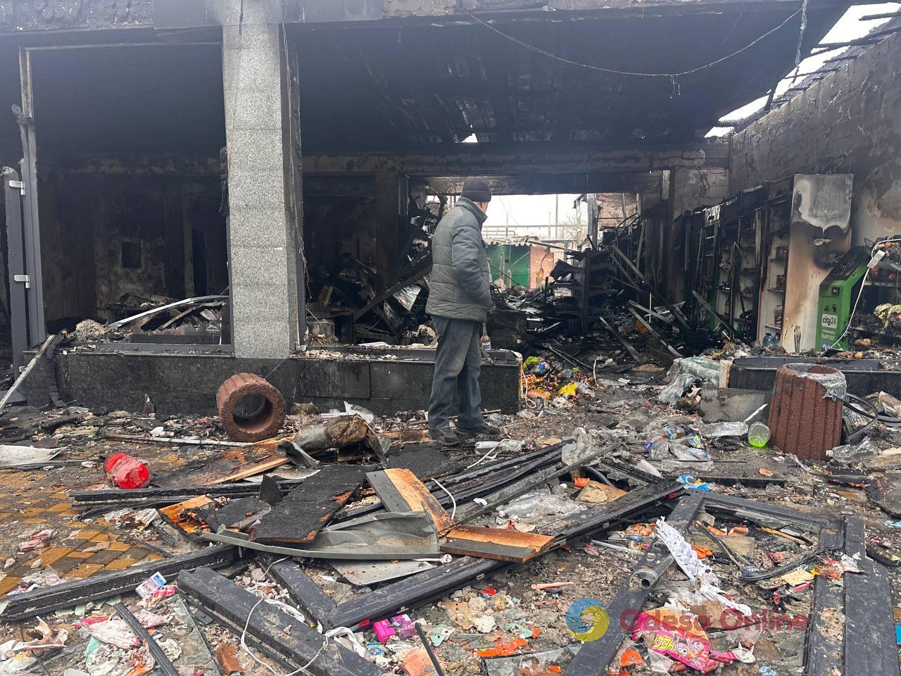 Пошкоджені багатоповерхівка, СТО й магазин: фоторепортаж з місць нічних атак по Одесі Пошкоджені багатоповерхівка, СТО й магазин: фоторепортаж з місць нічних атак по Одесі