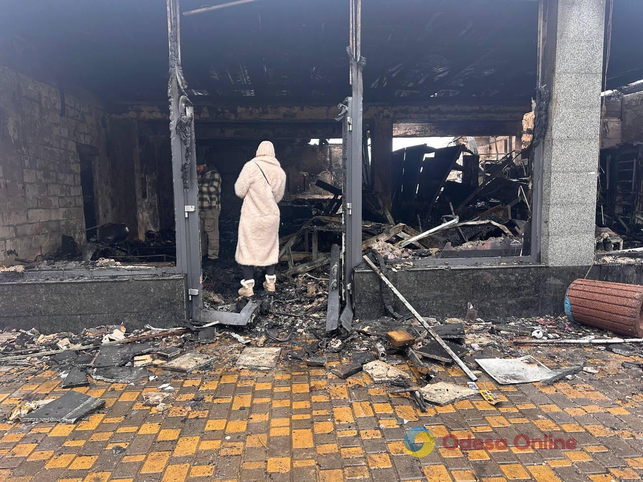 Пошкоджені багатоповерхівка, СТО й магазин: фоторепортаж з місць нічних атак по Одесі Пошкоджені багатоповерхівка, СТО й магазин: фоторепортаж з місць нічних атак по Одесі
